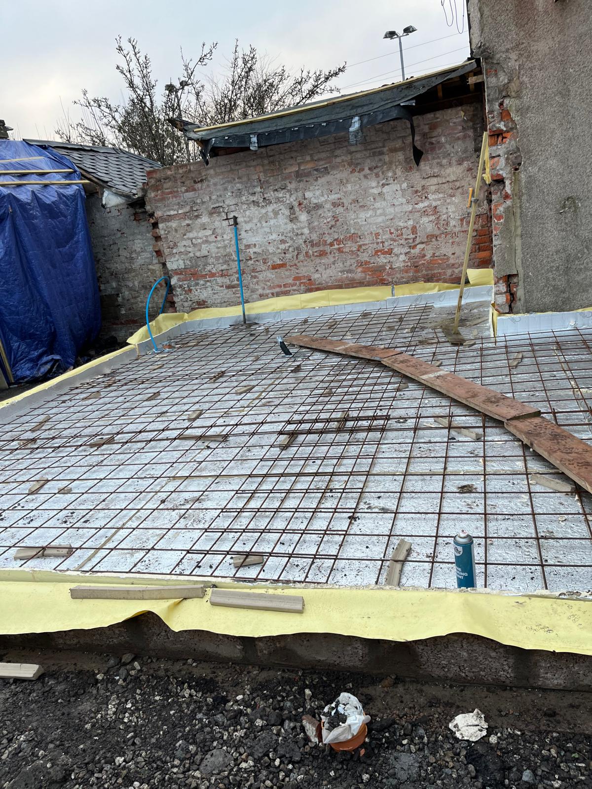 Reinforced concrete foundation slab with steel mesh and insulation